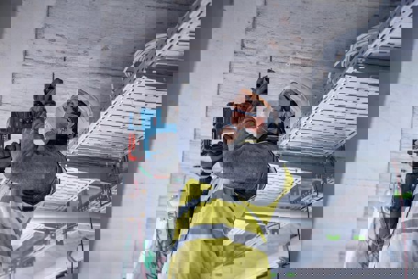 Σετ ηλεκτρικών εργαλείων Bosch combo set ασύρματο γωνιακό τριβείο GWS 18V-7 + ασύρματο πιστολέτο GBH 18V-22, σετ εργαλείων (μπλε, 2x μπαταρίες Li-ion 4.0Ah, τσάντα εργαλείων)